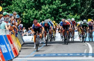 Tour Down Under cyclists race to the finish line.